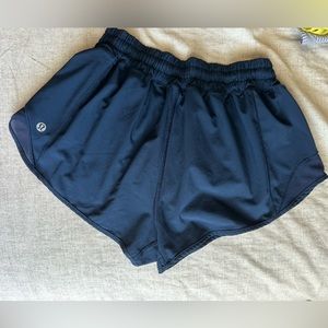 Lululemon Hotty Hot Low Rise Shorts Sz 6 inseam 2.5 Navy Blue